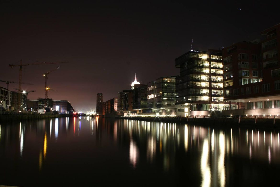 Hafencity Hamburg in der Nacht.JPG